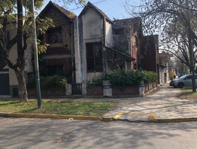 CASA EN ESQUINA EXCELENTE UBICACION – APTA CREDITO BANCARIO