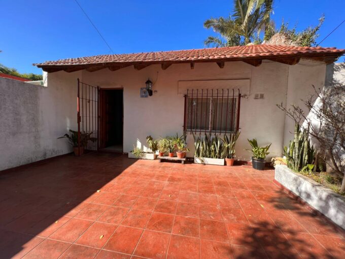 CASA CON FONDO Remedios de Escalada Lanus EXCELENTE UBICACION,ESCUCHA OFERTA
